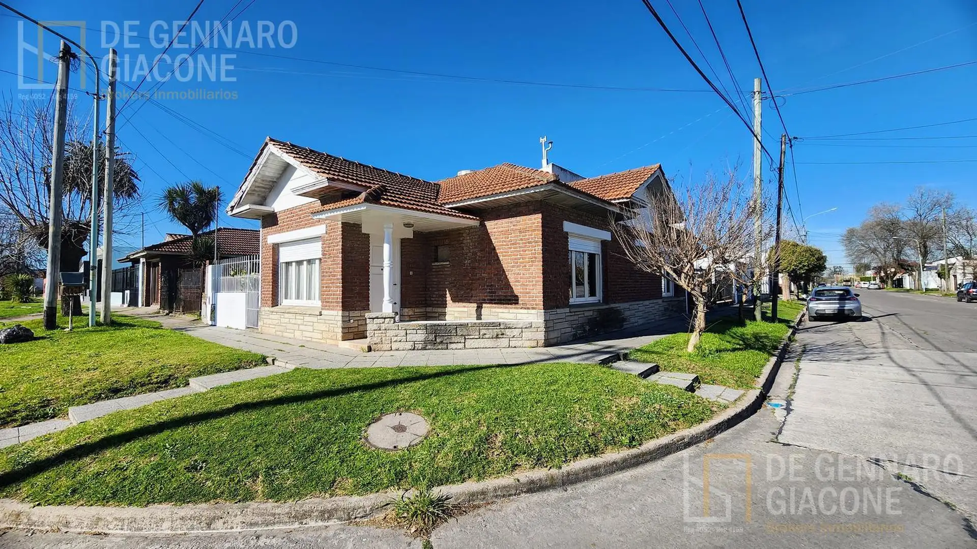 Chalet en esquina sobre lote propio con gran potencial