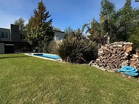 CASA CON PILETA EN DOBLE LOTE - DOMSELAAR CHICO