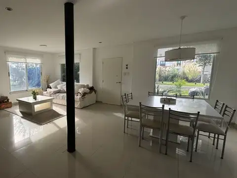 CASA CON PILETA EN DOBLE LOTE - DOMSELAAR CHICO