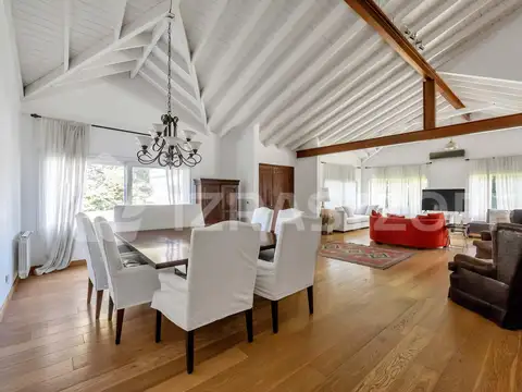 Casa en Venta con 4 cocheras