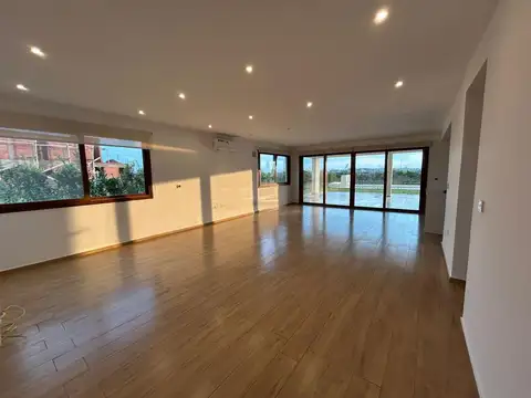 Casa en Venta con 4 cocheras