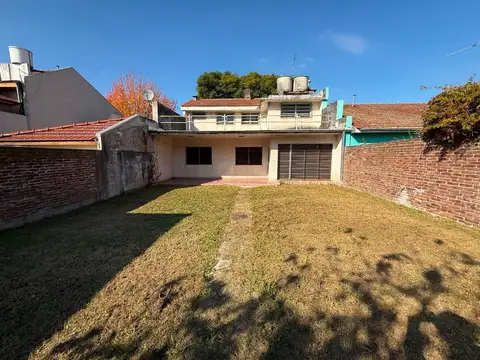 Casa de estilo en Martínez| 384m² | 4 dorm | Jardín y garaje