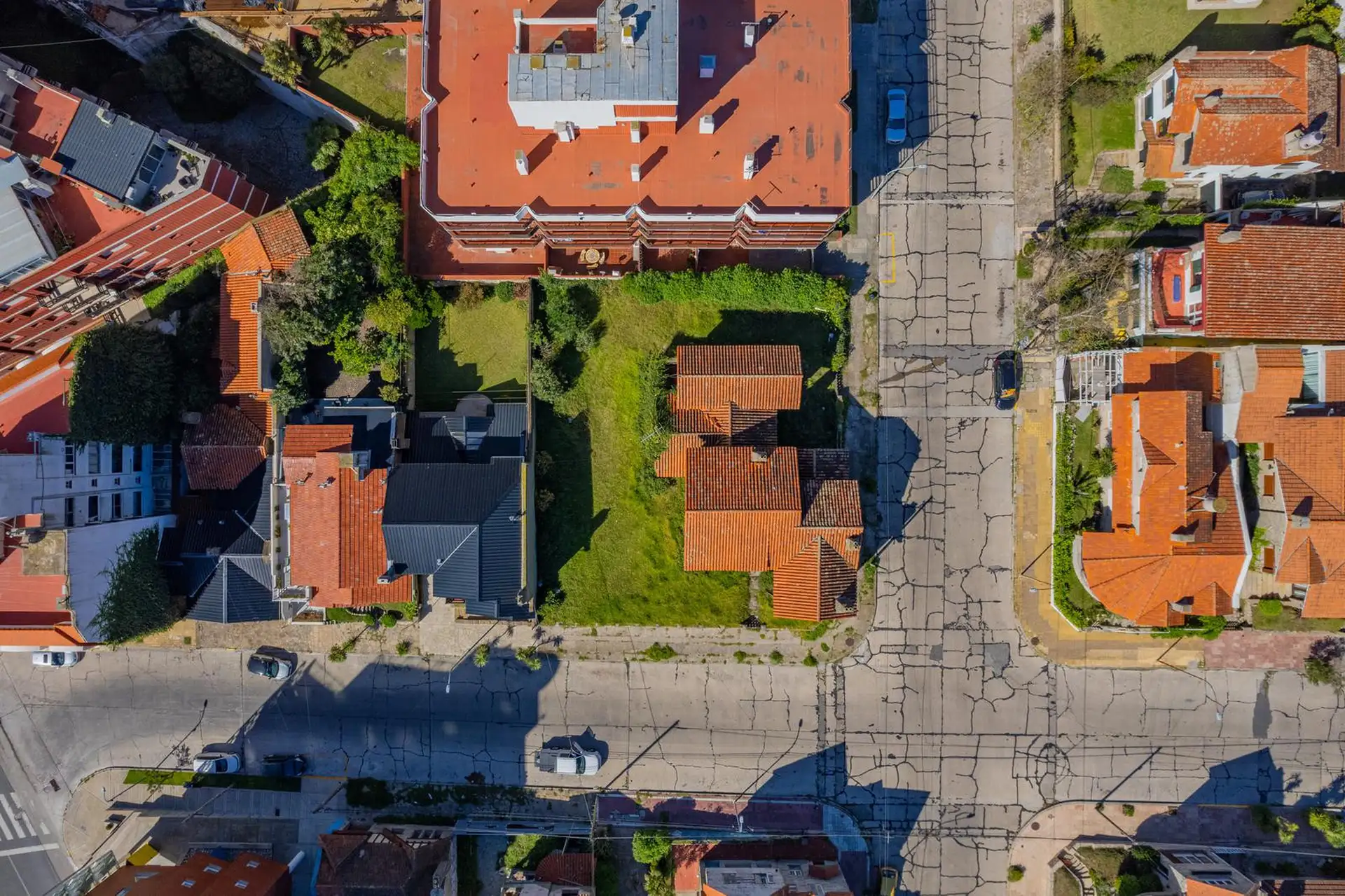 Excelente lote en esquina del barrio Stella Maris, con Chalet de Patrimonio Histórico.