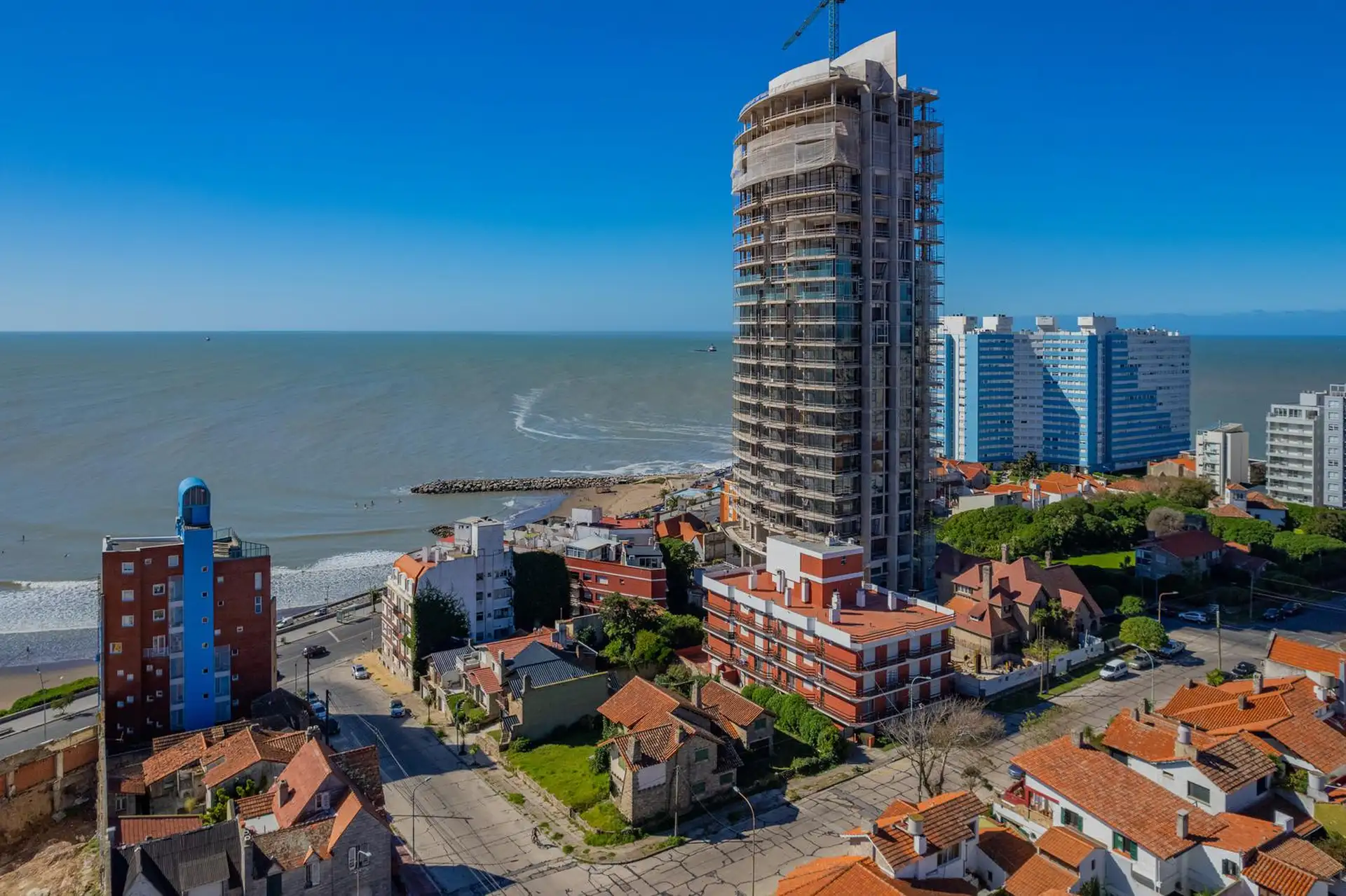Excelente lote en esquina del barrio Stella Maris, con Chalet de Patrimonio Histórico.