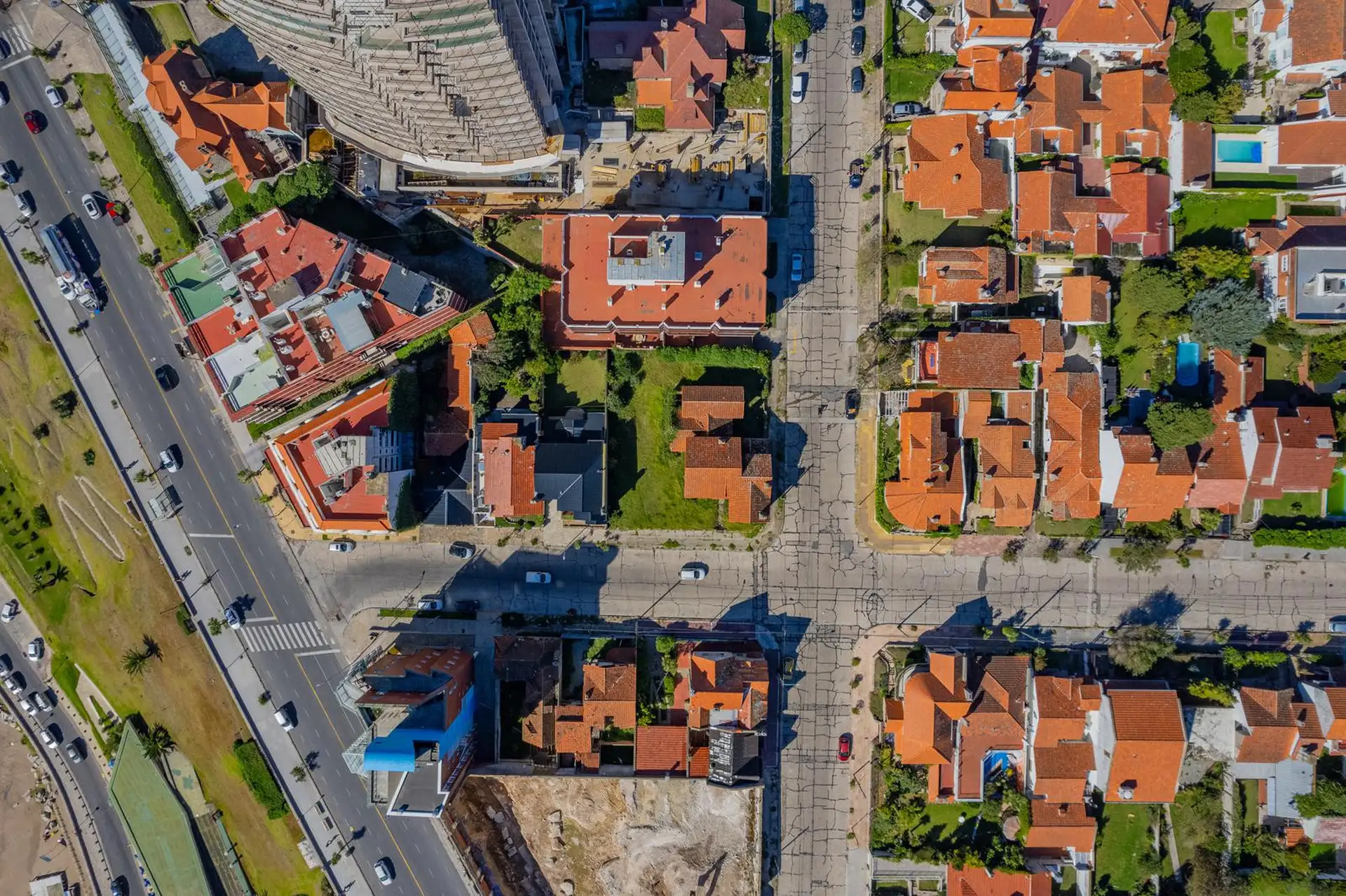 Excelente lote en esquina del barrio Stella Maris, con Chalet de Patrimonio Histórico.