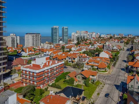 Excelente lote en esquina del barrio Stella Maris, con Chalet de Patrimonio Histórico.
