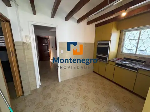 Casa en Alquiler con 3 cocheras