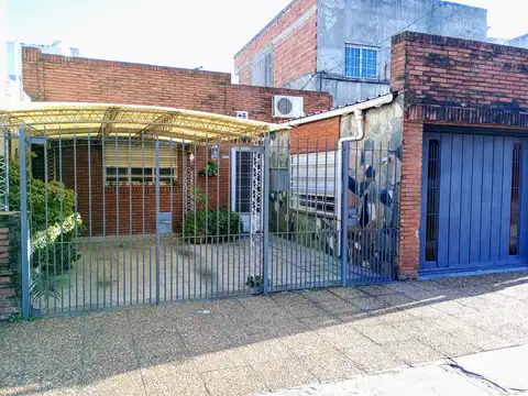 Casa c/ garage y terreno libre