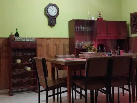 VENTA  de Casa de 4 Dormitorios en Barrio Transporte, Santa Fe. .