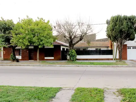 SE VENDE CASA CON UN DEPARTAMENTO EN RECONQUISTA