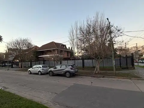 Casa en Alquiler con 2 cocheras