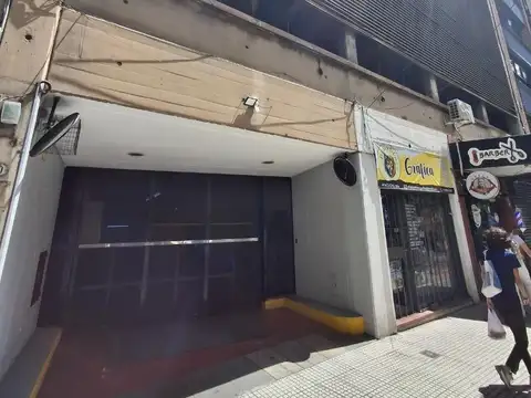 Amplia cochera y media ! Auto+moto , Ayacucho al 900