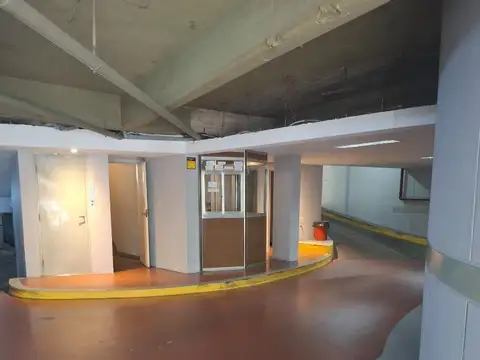 Amplia cochera y media ! Auto+moto , Ayacucho al 900