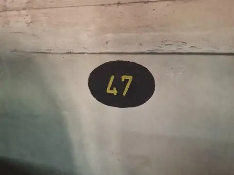 Amplia cochera y media ! Auto+moto , Ayacucho al 900