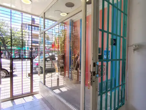 EN PLENO FOCO COMERCIAL – MUY BUEN ESTADO