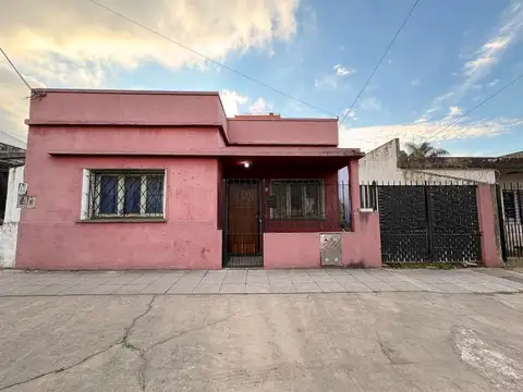 CASA EN VENTA 3 AMB 300M2 DE LOTE - S. F. SOLANO