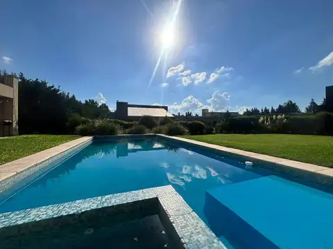 Casa 6 ambientes con 4 baños