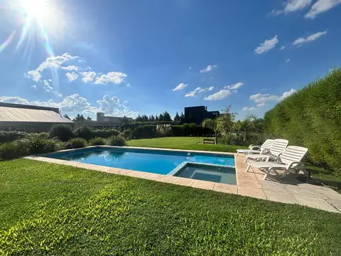 Venta casa en Barrio Puerto Roldan