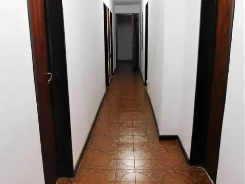 Casa en Alquiler con 2 cocheras