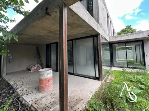 Casa 6 ambientes con 2 baños