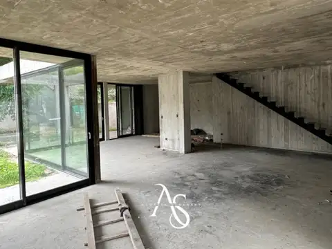 Casa 6 ambientes con 2 baños