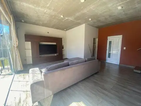 Casa en Alquiler con 3 cocheras