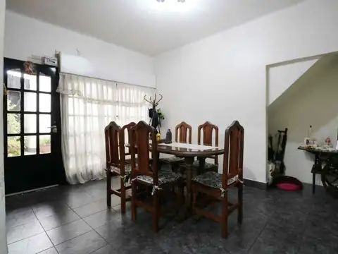 Casa 6 ambientes con 2 baños