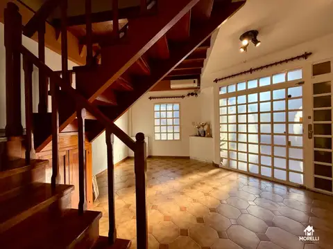 DÚPLEX 5 AMBIENTES CON COCHERA PASANTE Y PATIO.- 