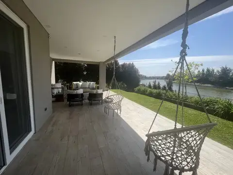 Casa 8 ambientes con 5 baños