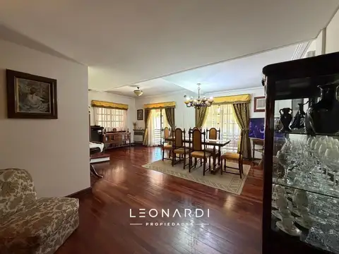 Casa en Venta con 3 cocheras