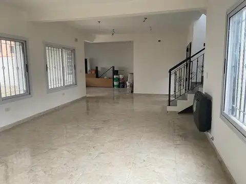 Casa en Venta con 3 cocheras