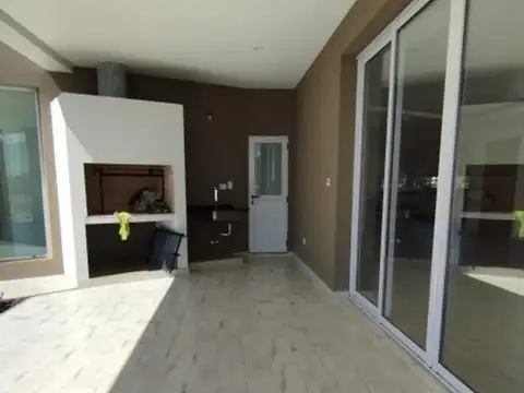 Casa en Venta con 6 cocheras