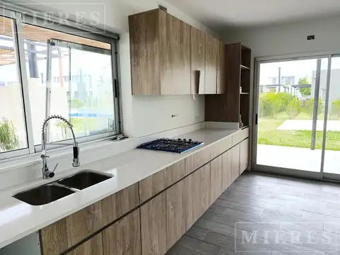 Casa en venta a esteenar en Carpinchos. NORDELTA