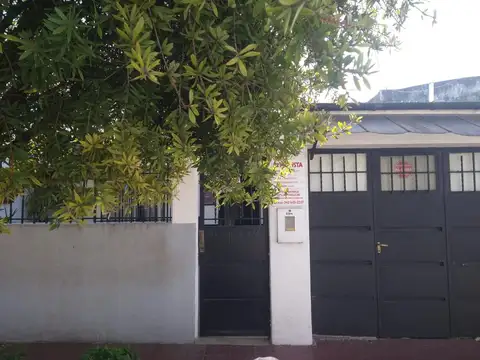 CASA CON GRAN TERRENO EN PASAJE GUIDO AL 1200