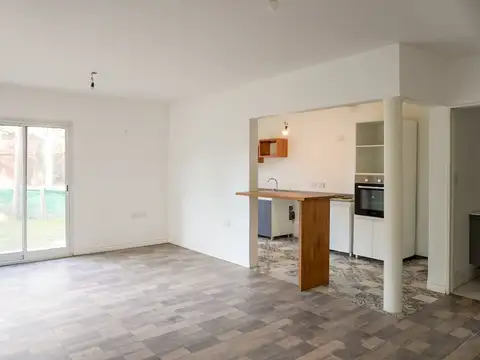 Casa 4 ambientes con 2 baños