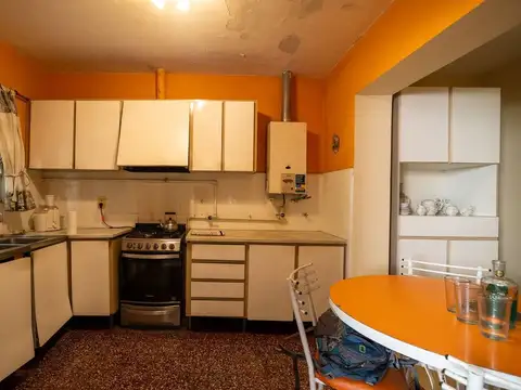 Casa 7 ambientes con 2 baños