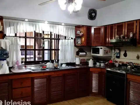 Casa 4 ambientes con 2 baños