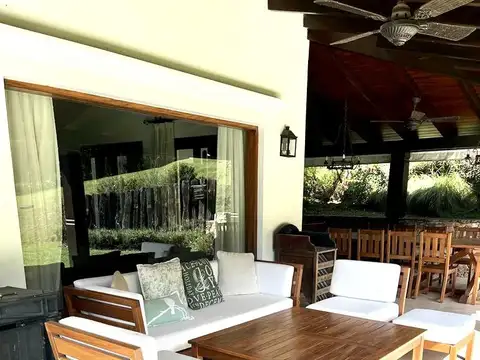 Casa en Alquiler con 2 cocheras