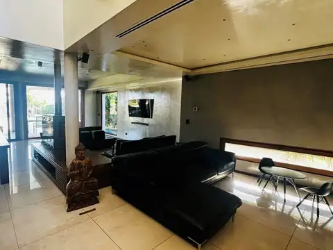 Casa en Alquiler con 1 cochera
