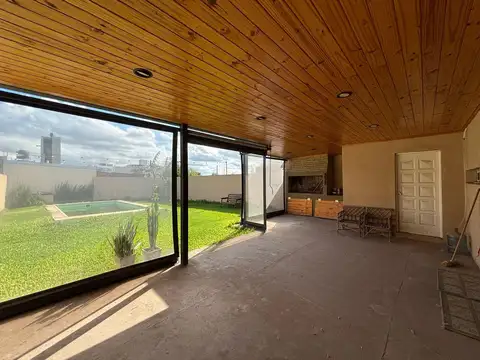 VENTA CASA CON JARDIN Y PILETA RICARDONE