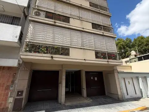 Departamento monoambiente con patio muy luminoso a mts nazca