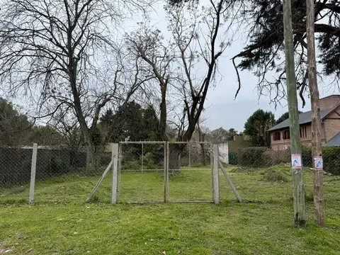 Amplio terreno en los Robles del Monarca