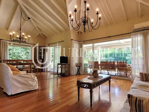 Casa en Venta con 2 cocheras