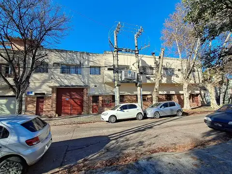 Depósito en venta, Florida a 2 cuadras de Gral. Paz. 2800?m² 2 plantas. sólida construcción