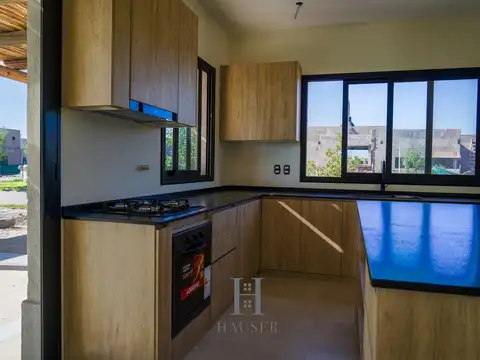 Casa 6 ambientes con 2 baños