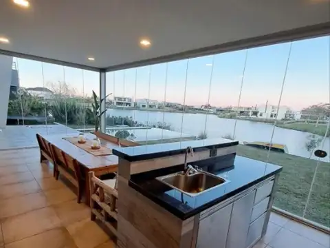 Casa 4 ambientes con 4 baños