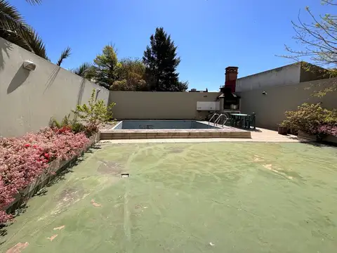 Venta de departamento de 2 dormitorios, con pileta y cochera. La Plata