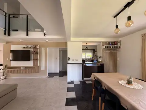 Casa en Alquiler con 2 cocheras