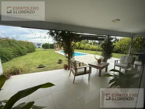 Casa 4 ambientes con 2 baños