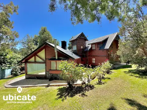 Impecable y funcional casa de 3 dormitorios con amplio jardin y garage para 3 vehiculos